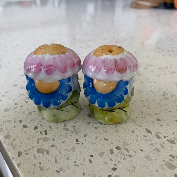 Vintage 40s Hand-Painted Flower Salt & Pepper Shakers Japan Ceramic Cottagecore - Picture 4 of 10